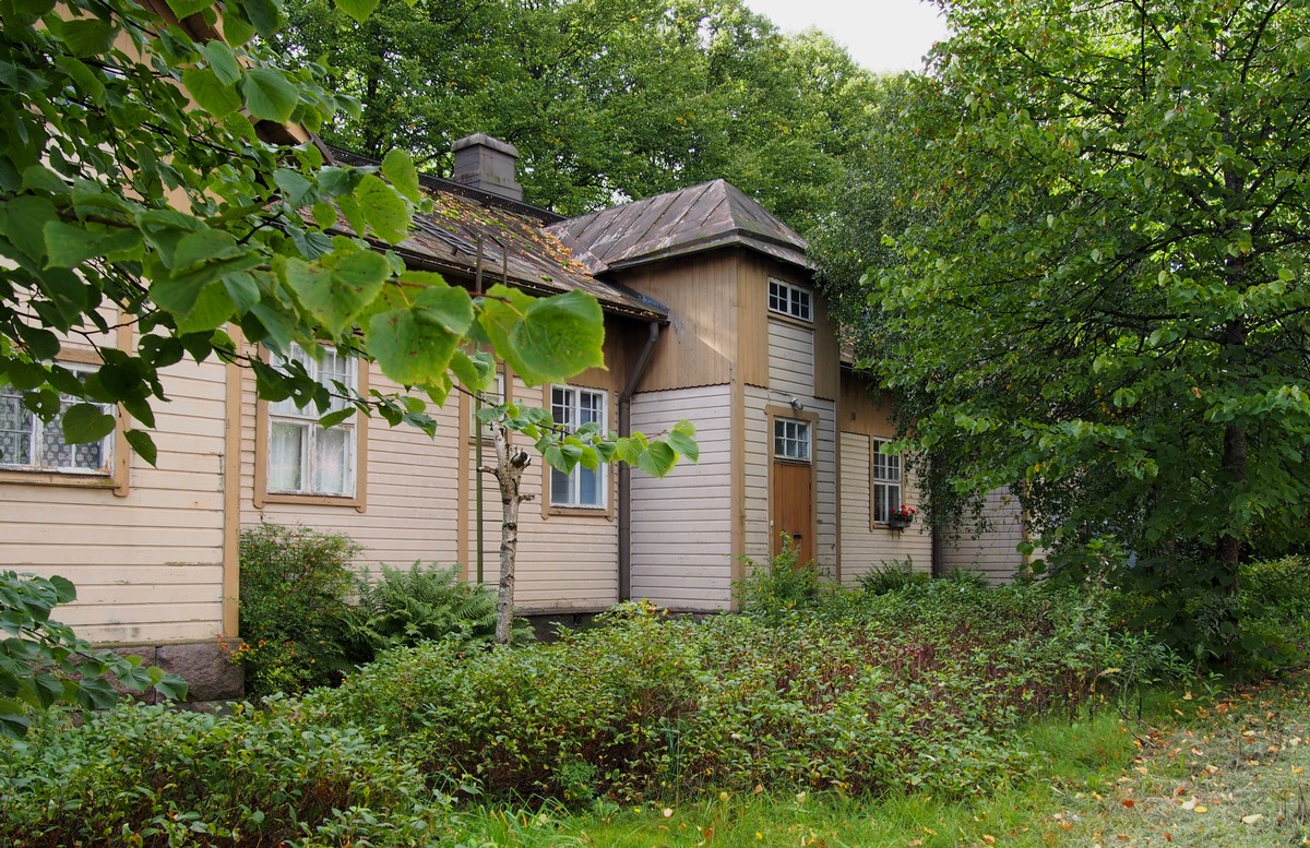Pitäjänmäen rautatieaseman asuinkasarmi vuodelta 1908.